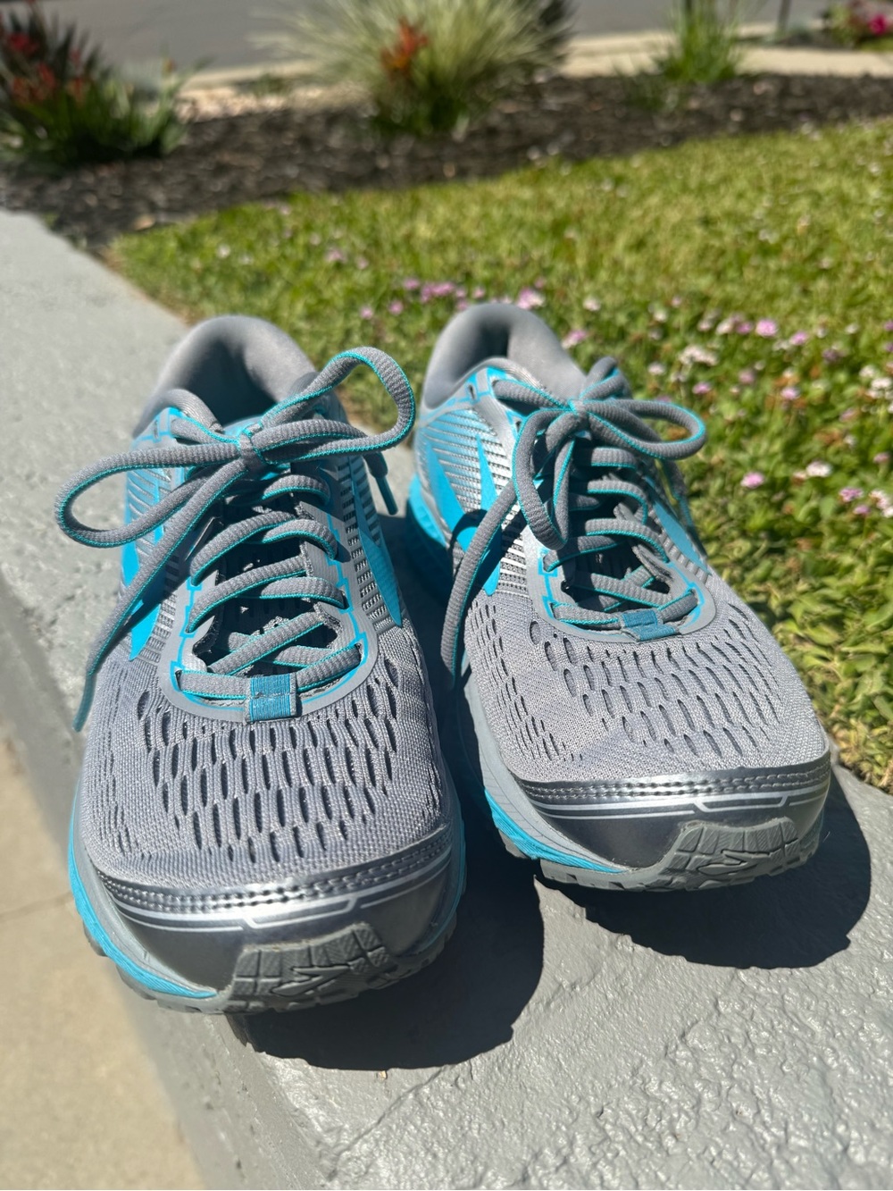 Brooks gray and teal women's running shoes - Picture 3 of 5